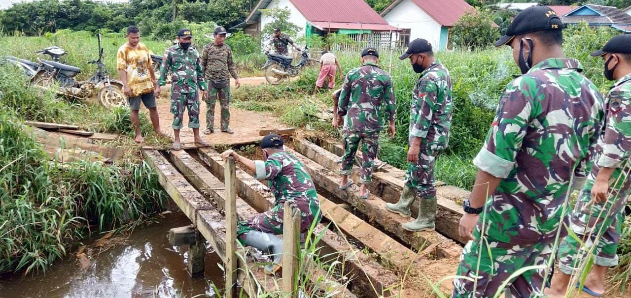 Permudah Akses Warga Perbatasan, Satgas Yonif 407/PK Bersama Warga Perbaiki Jembatan