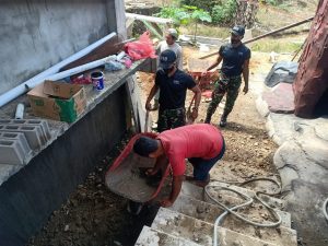 Gelar Karya Bakti, Satgas Yonif 642/Kps Bersama Warga Perbaiki Masjid At-Taqwa