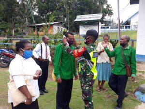 Cegah Penyebaran Covid-19, Babinsa Kodim Biak Gelar Simulasi dan Pembagian Masker di Tempat Ibadah