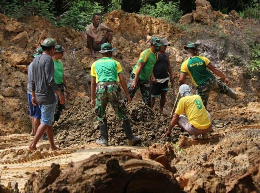 Satgas Yonarhanud 16 Bersama Warga Perbaiki Jalan Desa Sekaduyan Taka