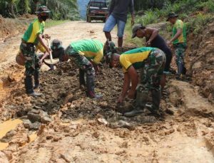 Satgas Yonarhanud 16 Bersama Warga Perbaiki Jalan Desa Sekaduyan Taka