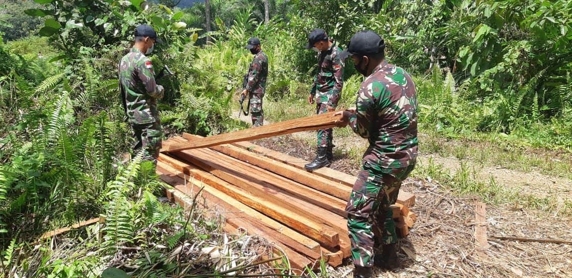 Satgas Yonif 642 Amankan Kayu Olahan Hasil Illegal Logging
