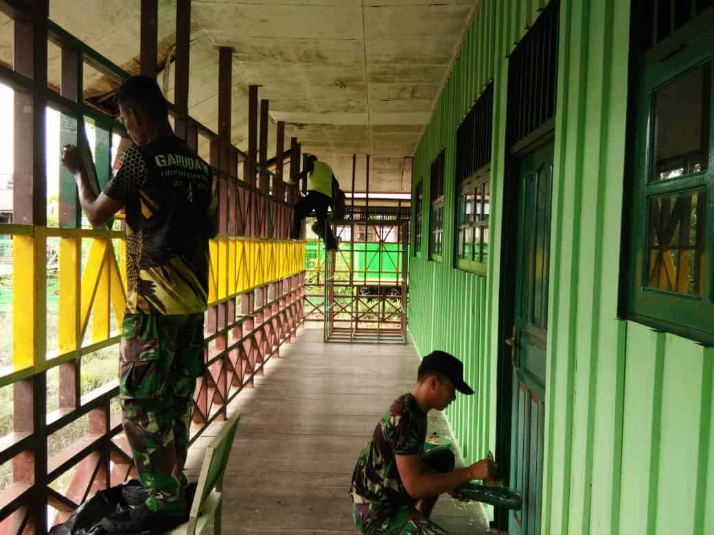 Peduli dengan Pendidikan, Satgas Yonif 756/WMS Renovasi Bangunan Sekolah