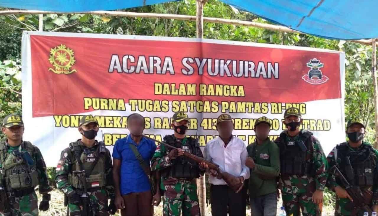 Pamit Pulang, Satgas 413 Kostrad Terima Penyerahan Senjata Dari Kepala Suku Kampung Kufu