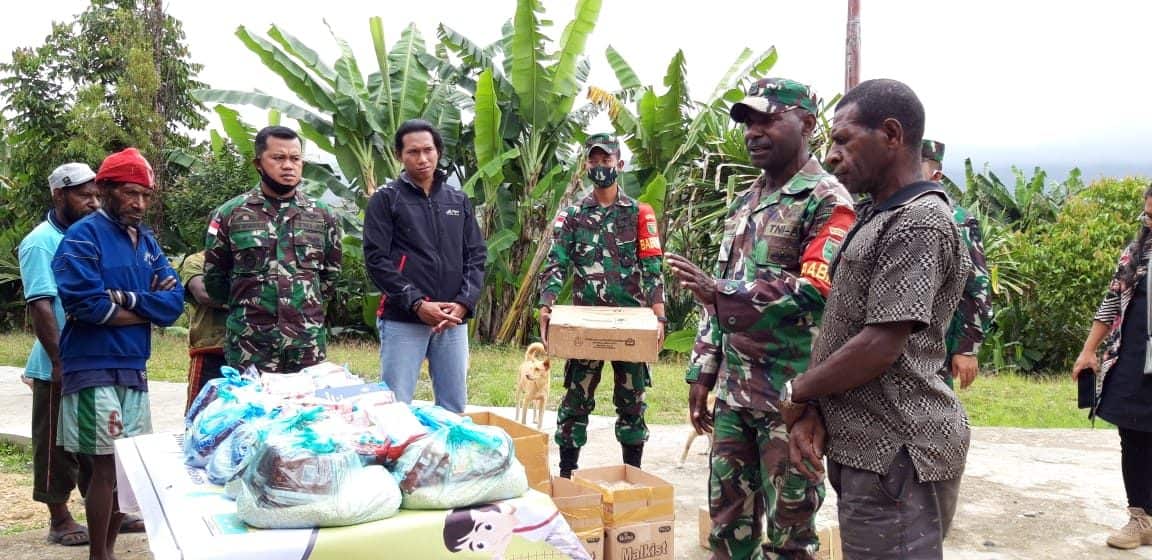 Bakti Sosial Koramil Oksibil Bagikan Alkitab dan Sembako