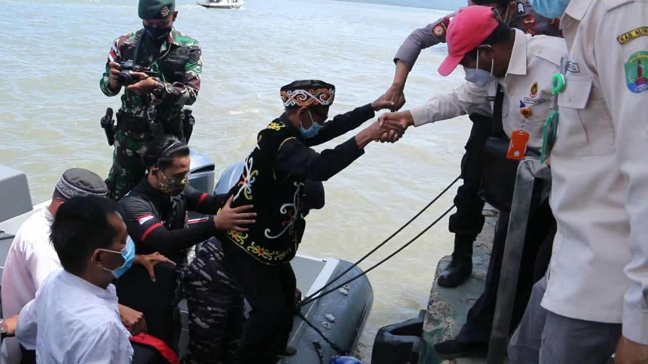 Satgas Yonarhanud 16 Kawal Penjemputan 8 WNI Yang Ditangkap PGA