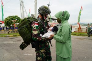 Keharuan Saat Personel Yonif 742/SWY Berangkat Tugas Pamtas RI-RDTL