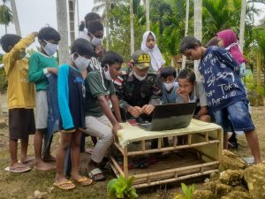 Satgas Yonif 413 Kostrad Ajarkan Ilmu Komputer Anak-anak Kampung Skouw Sae