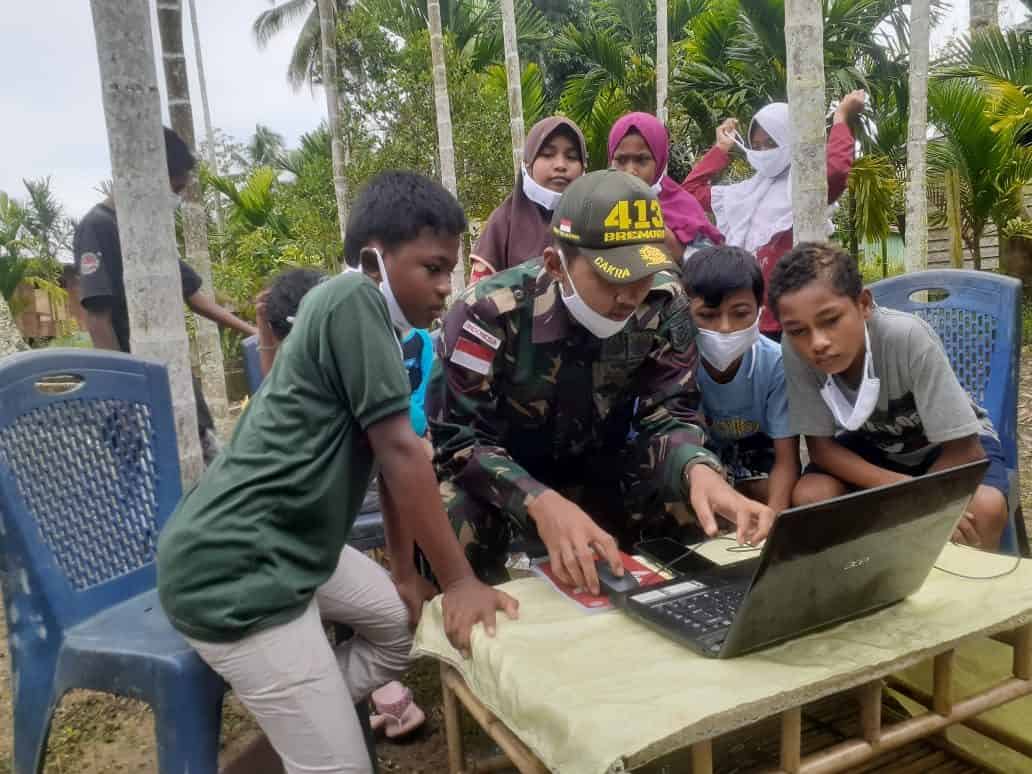 Satgas Yonif 413 Kostrad Ajarkan Ilmu Komputer Anak-anak Kampung Skouw Sae