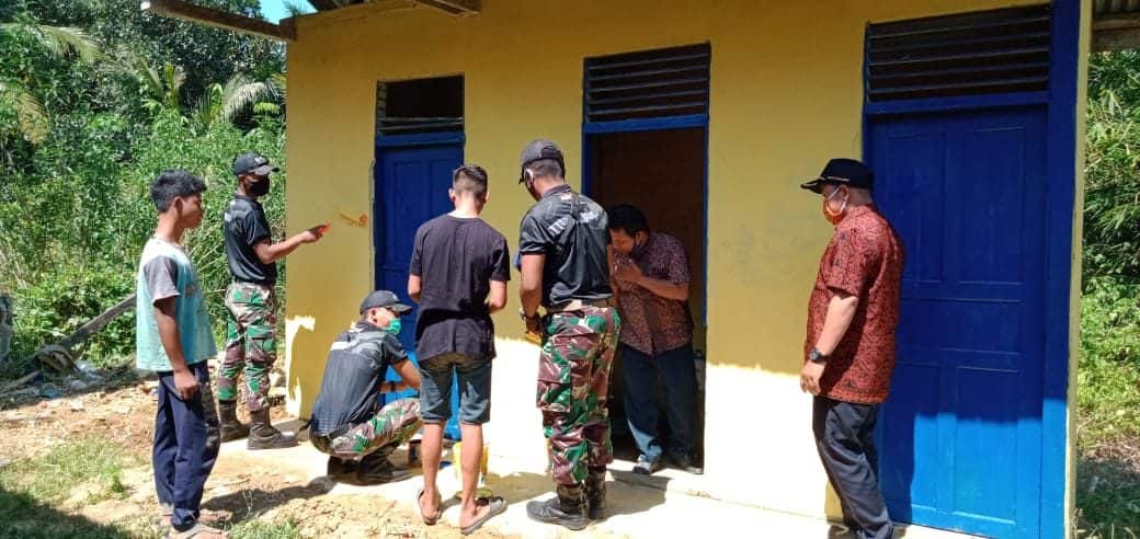 Percantik Bangunan Sekolah, Satgas Yonif 642 Perbaiki Prasarana Sekolah