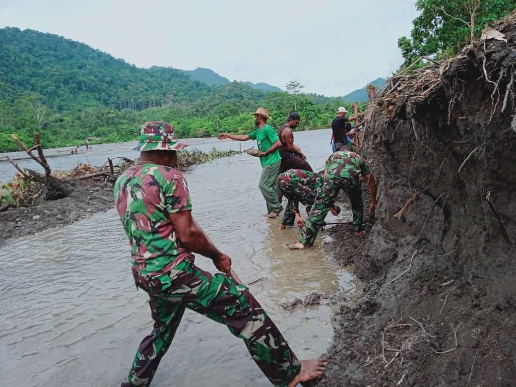 Satgas Yonif 312 Bersama Warga Buat Irigasi Di Kampung Batom