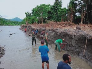 Satgas Yonif 312 Bersama Warga Buat Irigasi Di Kampung Batom