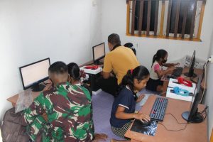 Bekali Ilmu IT, Satgas Yonif 407/PK Ajarkan Praktek Komputer Murid SD Di Perbatasan