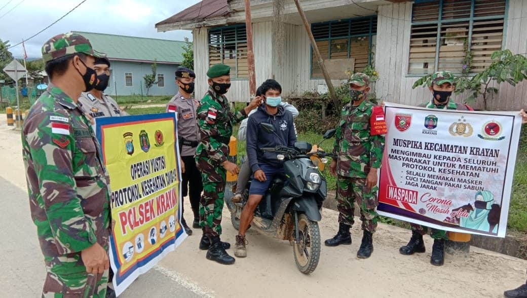 Razia Prokes Simpatik, Satgas Yonarhanud 16 Cegah Penyebaran Covid-19 di Perbatasan