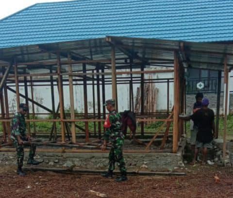 Babinsa Koramil Tiom Bantu Pembangunan Rumah Elianus Yigibalom