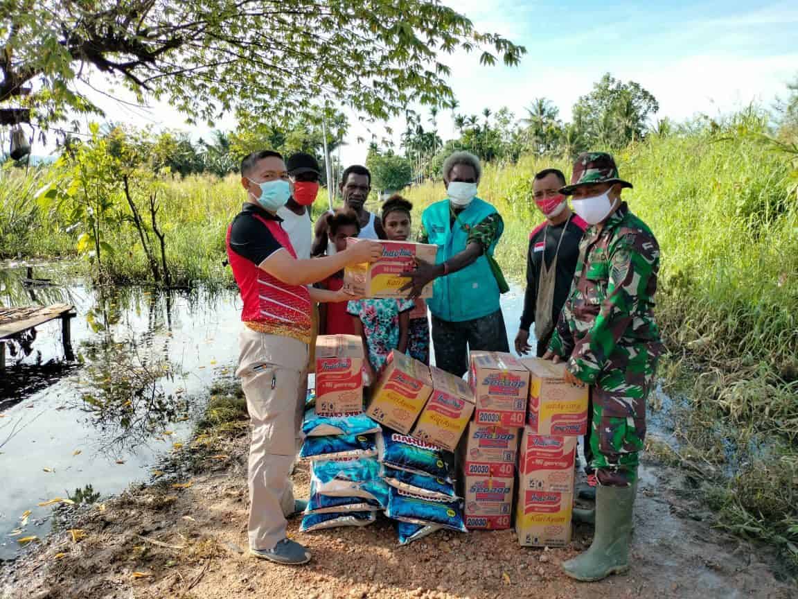 Babinsa Kodim 1701/Jayapura Salurkan Bantuan Korban Banjir Distrik Muara Tami