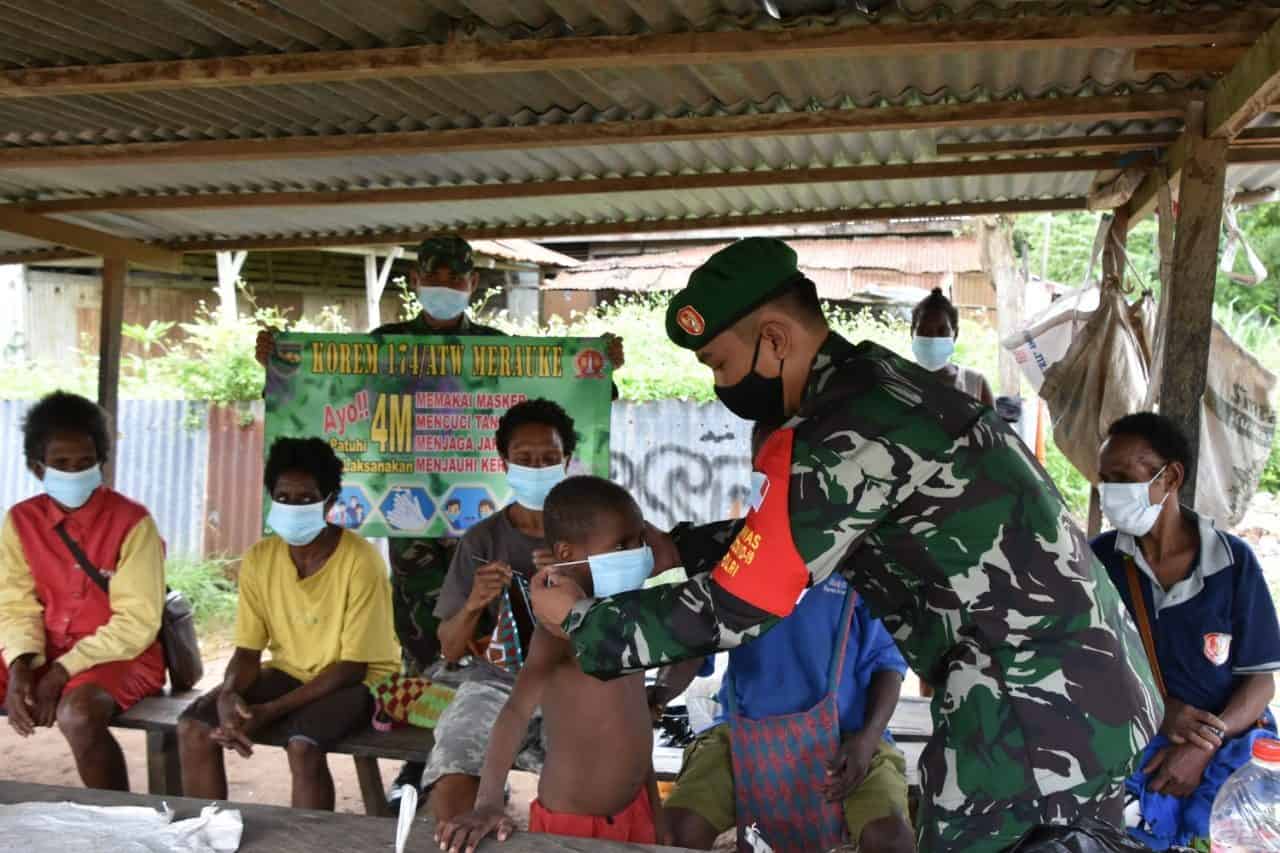 Korem 174 Merauke Bagikan Ribuan Masker Gratis Dan Gelar Sosialisasi Protokol Kesehatan Covid -19