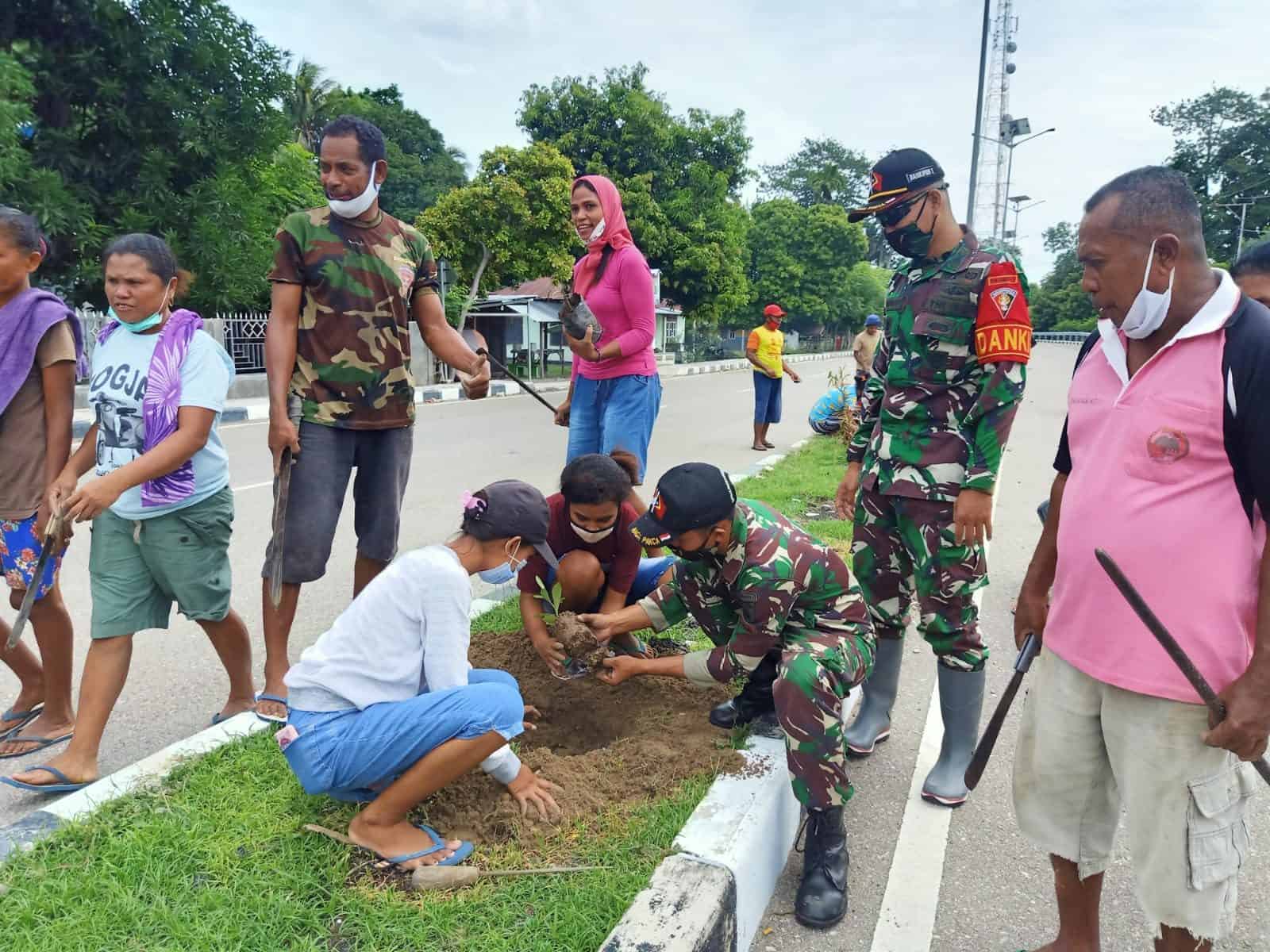 Tanam Ratusan Pohon, Satgas Yonarmed 3/105 Hijaukan Perbatasan RI-RDTL