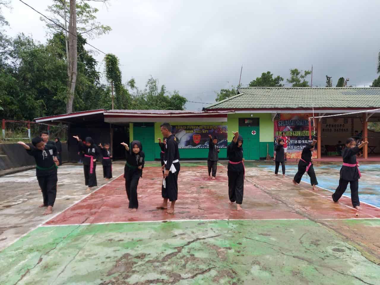 Bentuk Karakter Generasi Muda Perbatasan, Satgas Yonif 642 Gelar Latihan Pencak Silat