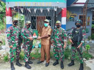 Jelang Purna Tugas, Satgas Yonif MR 413 Kostrad Berikan Cinderamata