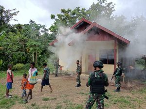 Cegah Penyebaran Malaria, Pos Bompay Satgas Yonif 312/KH Fogging Rumah Warga Perbatasan