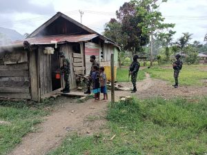 Cegah Penyebaran Malaria, Pos Bompay Satgas Yonif 312/KH Fogging Rumah Warga Perbatasan