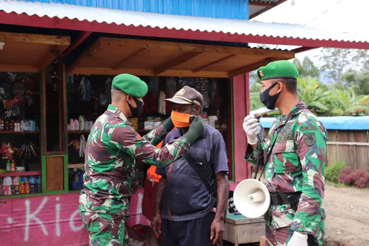 Sosialisasi dan Bagikan Masker, Yonif 756/WMS Ajak Masyarakat Disiplin Terapkan Prokes