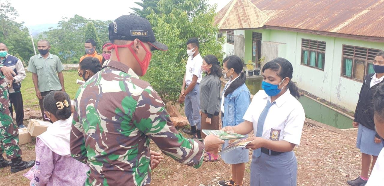 Satgas Yonarmed 3/105 Tarik Berikan Bantuan Buku Bacaan Di Sekolah Perbatasan