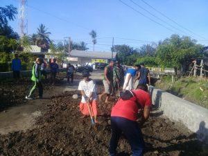 Gotong Royong, Babinsa dan Warga Perbaiki Jalan Desa Maluk