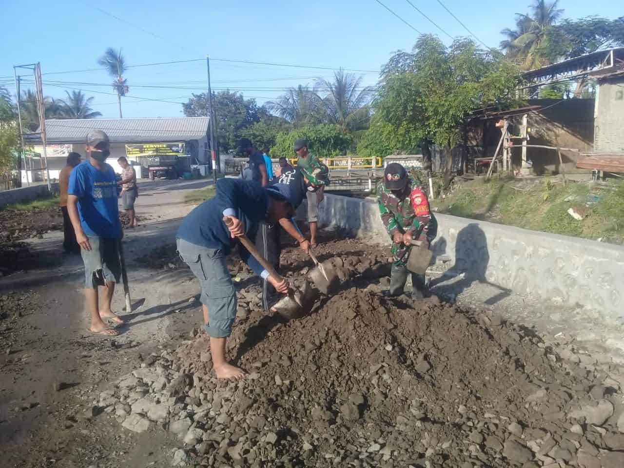 Gotong Royong, Babinsa dan Warga Perbaiki Jalan Desa Maluk