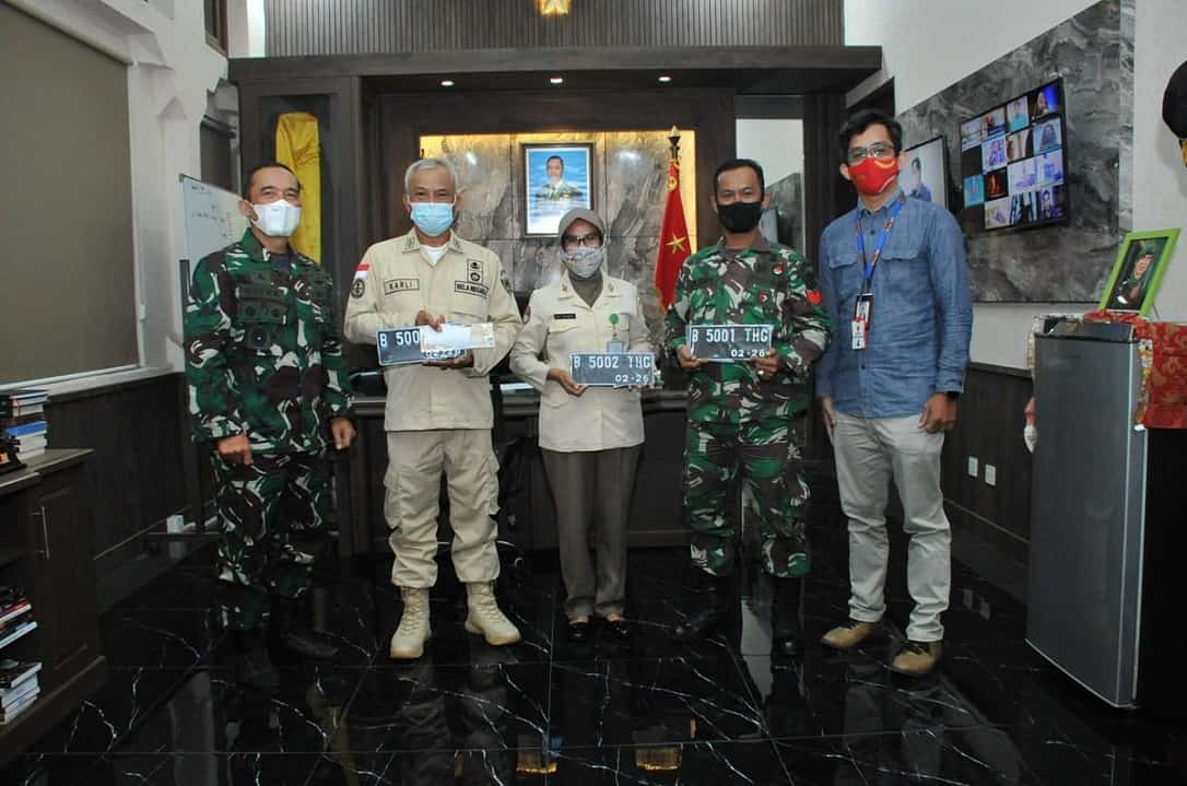 PT. Pins Serahkan STNK Motor Grandprize Kepada 3 Personel Dispenad yang Beruntung