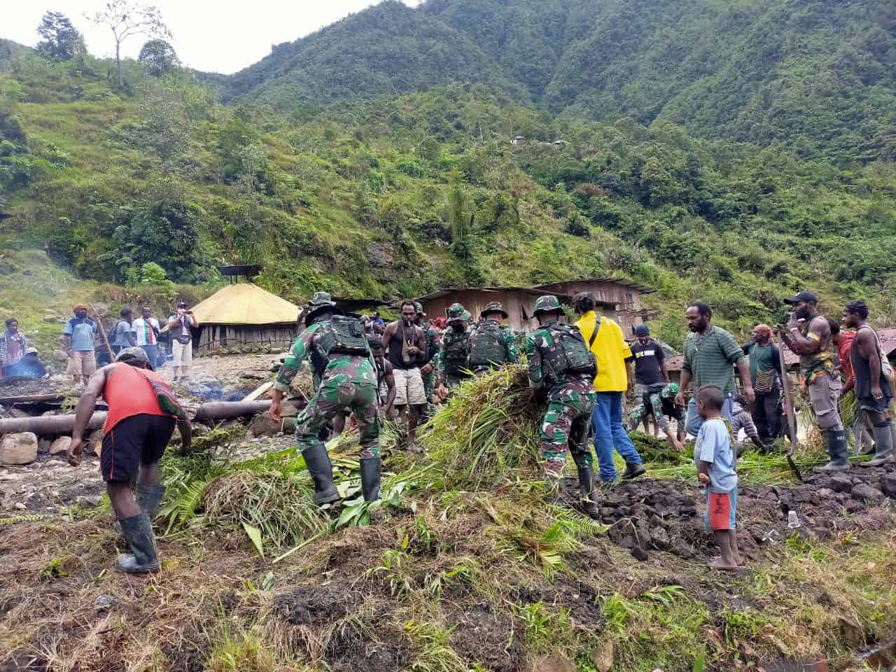 Pererat Silaturahmi, Satgas Yonif 756 Bersama Warga Gelar Bakar Batu