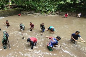 Karya Bakti Satgas Yonif 642/Kps Bersama Warga Dusun Gunjemak Bersihkan Bendungan.