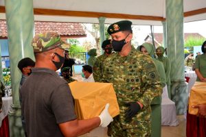 Dalam Rangka HUT Kostrad Ke-60, Pangdivif 2 Kostrad Bagikan Paket Sembako Kepada Mayarakat Desa Sidomulyo