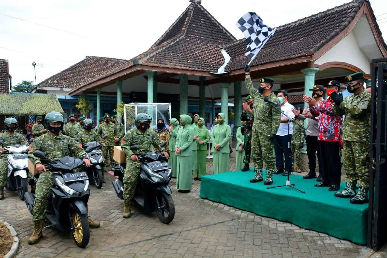 Dalam Rangka HUT Kostrad Ke-60, Pangdivif 2 Kostrad Bagikan Paket Sembako Kepada Mayarakat Desa Sidomulyo