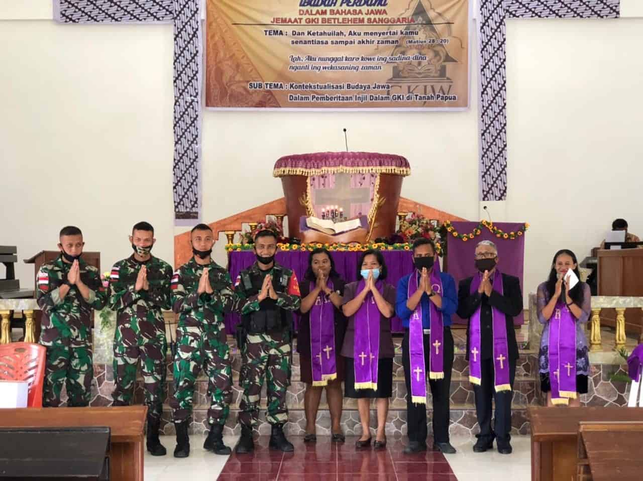 Dekatkan Diri Dengan Warga, Satgas Yonif 131 Kunjungi Gereja Bethlehem di Kampung Sanggaria