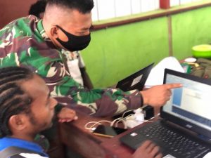 Satgas Yonif 611 Berbagi Ilmu Komputer Kepada Pemuda Kampung Sota
