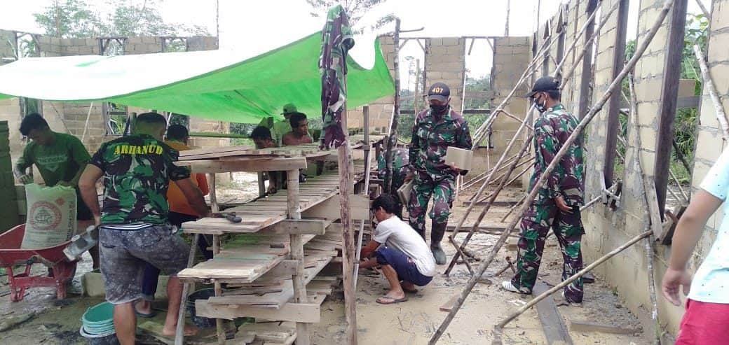 Satgas Pamtas Yonif 407/PK Bersama Warga Gotong Royong Bangun Gereja Gerea