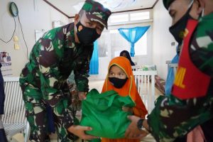 Cinta Anak Yatim dan Dhuafa, Danrem 061/SK beserta Istri Berikan Tali Asih