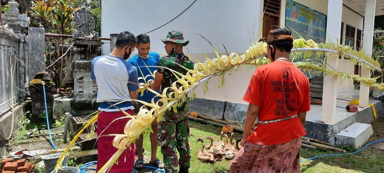 Sambut Hari Raya Nyepi 2021, Satgas Yonif 742 Bersama Warga Siapkan Pura Atambua