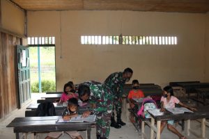 Peduli Pendidikan, Satgas Yonif 407 Bantu Mengajar di SD Perbatasan