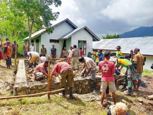 Satgas Yonarmed 6/3 Bersama Warga Gotong Royong Bangun Gereja