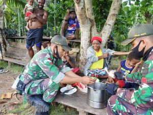 HUT Ke-41 Dekranas, Prajurit TNI Ajarkan Mama-Mama Cara Membuat Kue Tradisional di Papua