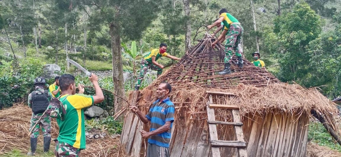 Satgas Yonif PR 432 Kostrad Bantu Perbaiki Rumah Honai Warga