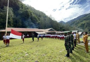 Satgas Yonif 756 Latihkan Upacara Penaikan Bendera Di Sekolahan Papua