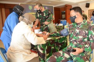 Prajurit TNI dan PNS Korem 172/PWY Mendapat Vaksinasi Tahap Dua