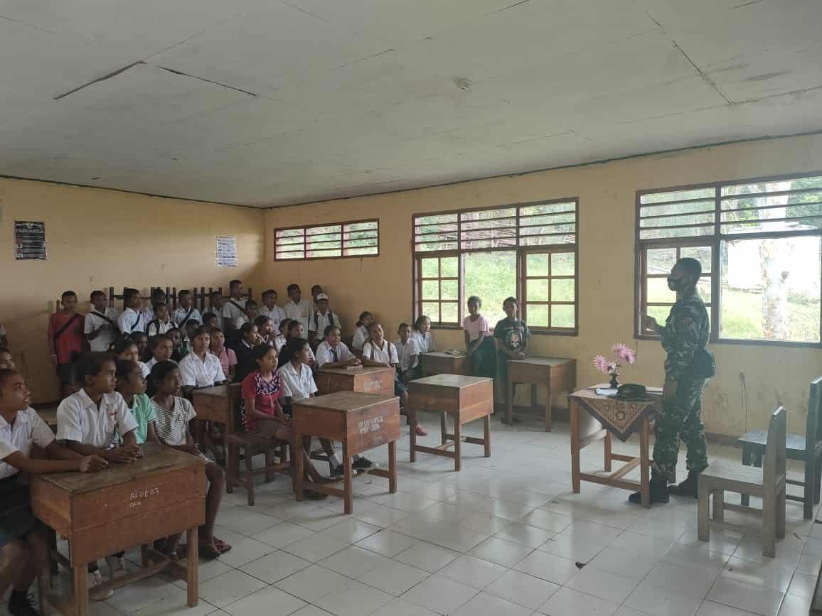 Tanamkan Rasa Cinta Tanah Air, Satgas Yonarmed 6/3 Beri Materi Bela Negara SMP Perbatasan