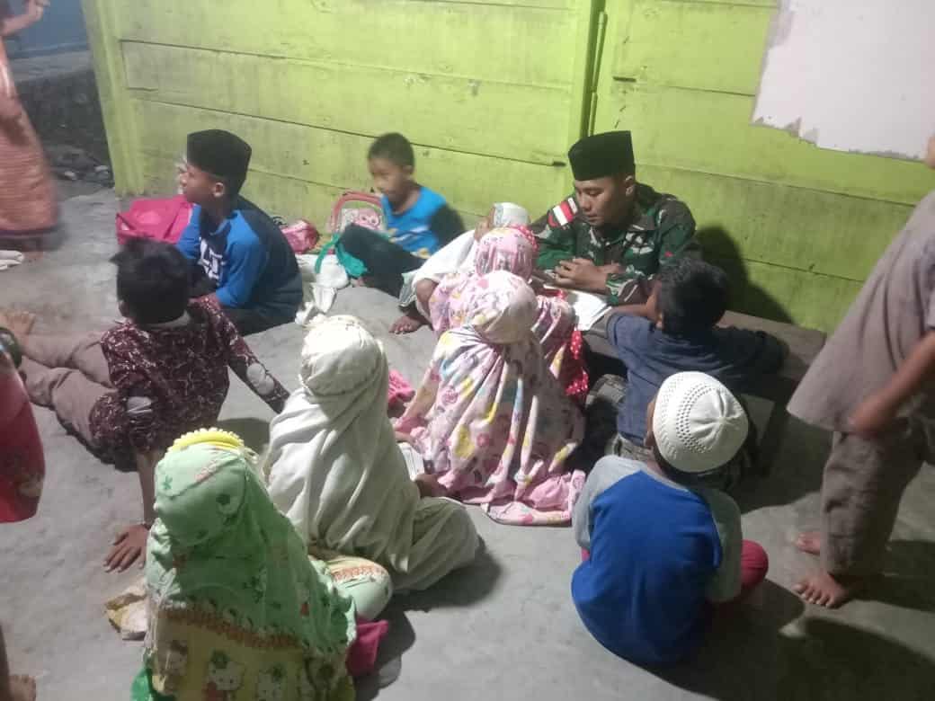 Jadi Guru Mengaji, Personel Satgas Yonif 512 Ajarkan Anak-anak Nilai Agama