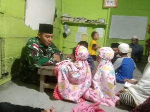 Jadi Guru Mengaji, Personel Satgas Yonif 512 Ajarkan Anak-anak Nilai Agama