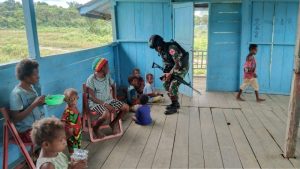 Gelar Posyandu, Satgas Yonif 403/WP Jamin Tumbuh Kembang Balita di Papua